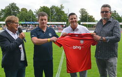 SSV-Marketing-Chef Norbert Brendle (links) präsentiert den neuen Trikotsponsor bhg.