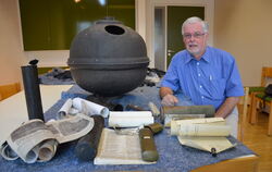 Kirchengemeinderat Helmut Schwarz präsentiert den Inhalt der Kugel, die vor Kurzem vom Turm der Martinskirche heruntergeholt wo