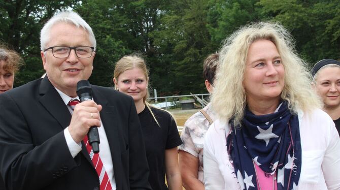 Sportbürgermeister Robert Hahn überreichte Claudia König die Ehrennadel des Landes Baden-Württemberg.