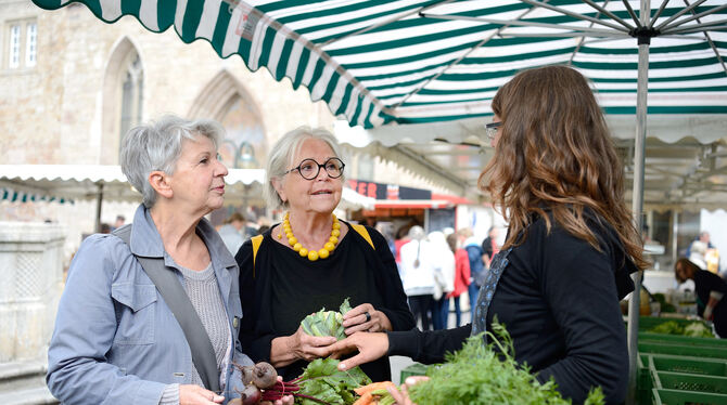 Gabriele Janz (links) und Karin Zäh kaufen gern auf dem Reutlinger Wochenmarkt ein.   FOTO: PIETH