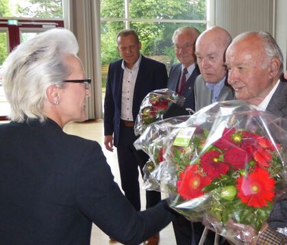  Tanja Silvana Grzesch und Roman Zitzelsberger ehren die langjährigen Mitglieder der IG Metall. Foto: Bernklau