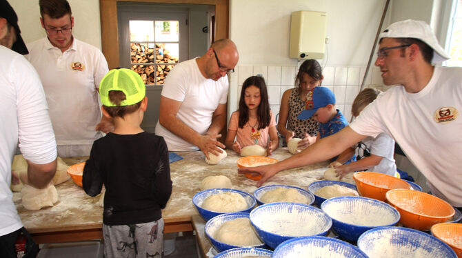 Das Bäckerteam Christof Staneker und die Brüder Chris, Steffen und Tim Marquart backen zahlreiche Laibe Brot, ab und zu helfen a