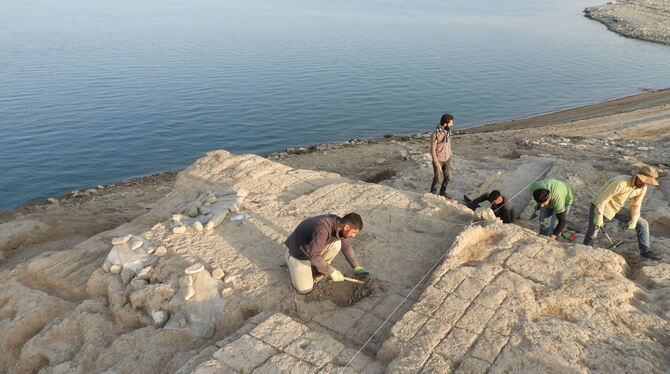 Engagierter Einsatz bei der Rettungs-Grabung am Ufer des Mossul-Stausees, nachdem Teile des Palasts von Kemune zugänglich wurde
