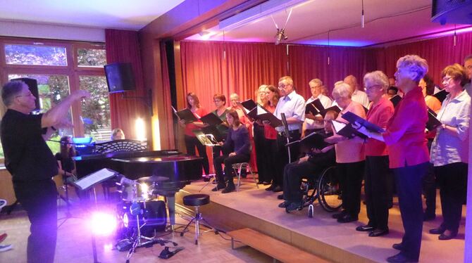 Weniger stimmungsvoll, aber trocken. Die Harmonie-Soiree in der Aula. Foto: bernklau