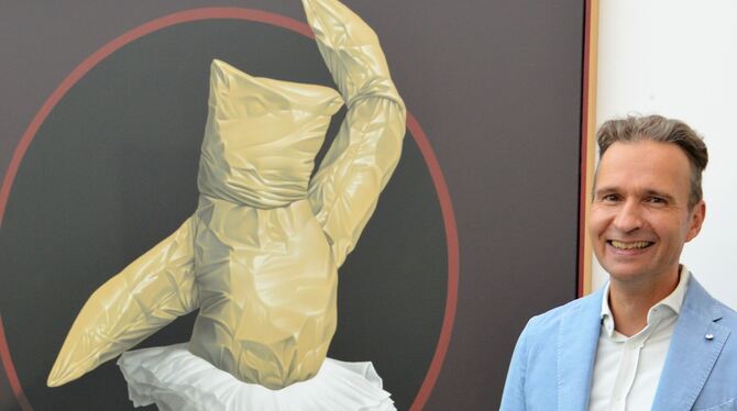 Rätselhafte Motive: Eckart Hahn bei seinem Gemälde »Ballerina«. Foto: Vey