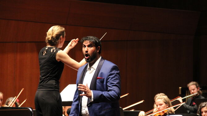 Dirigentin Maria Eiche und Bariton Frazan Adil Kotwal beim Konzert. Foto: Varady