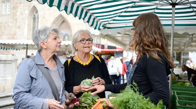 Gabriele Janz und Karin Zäh kaufen regelmäßig auf dem Reutlinger Wochenmarkt ein.