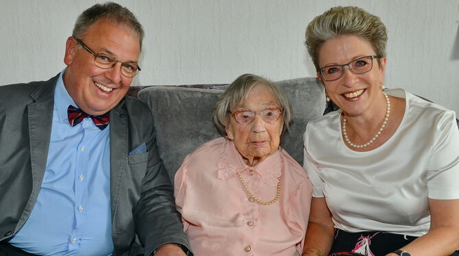 Thomas Keck und Barbara Bosch halten die Hände der Jubilarin. Die 107-Jährige findet im Leben vieles »schön«. foto: niethammer