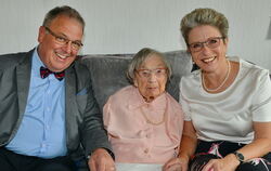 Thomas Keck und Barbara Bosch halten die Hände der Jubilarin. Die 107-Jährige findet im Leben vieles »schön«. foto: niethammer