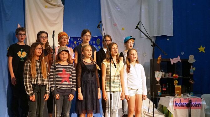 Elf Kinder besuchen den Unterstufenchor des Karl-von-Frisch-Gymnasiums. Am Montagabend bekamen sie viel Applaus für ihr Musical.