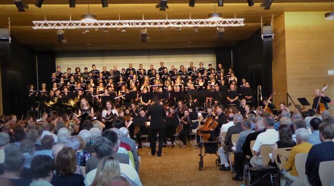 Der Coro Vivo, die Freie Sinfonie Tübingen, Vokalsolisten und Dirigent Benjamin  Wolf beim Konzert in Dußlingen.  Foto: Bernklau