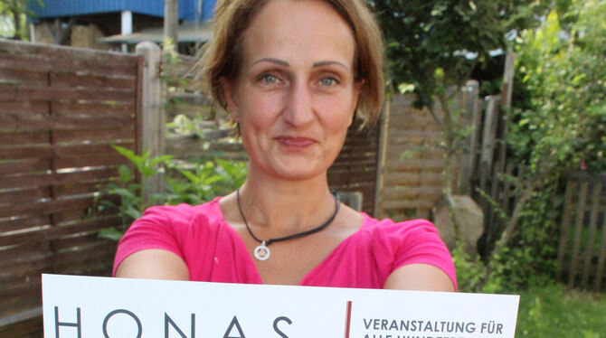 Monika Rosendahl organisiert ein Benefiz-Fest zugunsten einer Familie, in der die Mutter an Krebs gestorben ist. Die Frau hinter