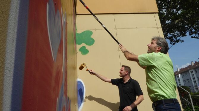 Die Stadt erstattet die Kosten, wenn Graffitis an privaten Gebäuden übermalt werden. Hier legen Boris Palmer und Musikschulleite