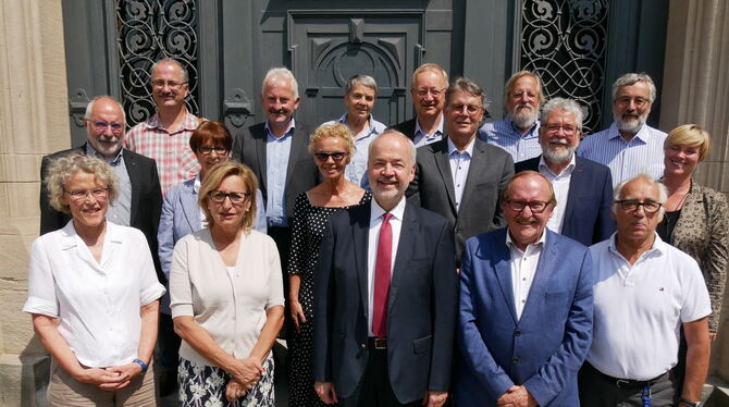 Landrat Thomas Reumann (vorn Mitte) hatte gestern jede Menge Verabschiedungsarbeit zu leisten. Foto: Leister