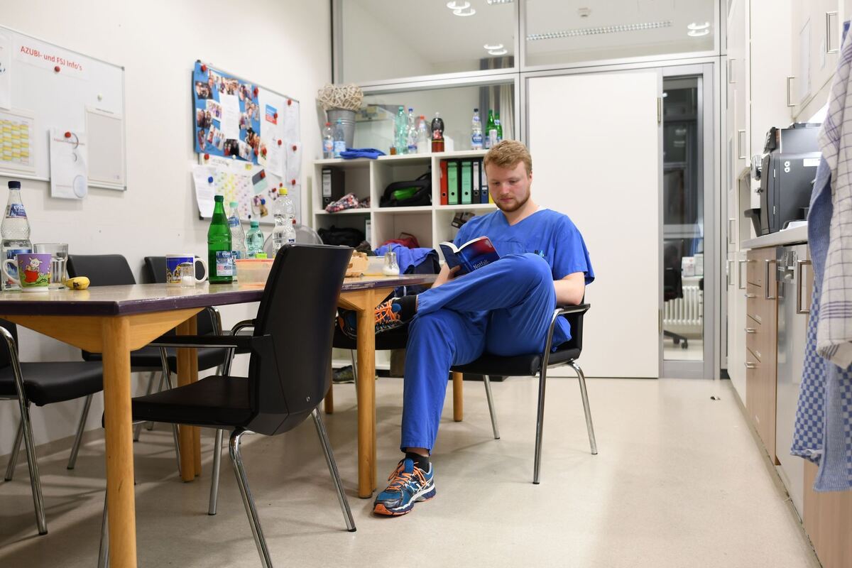 Ein rarer Moment, an dem Pfleger wie Lukas Kenning mal dazu kommen, ein wenig im Aufenthaltsraum auszuspannen.