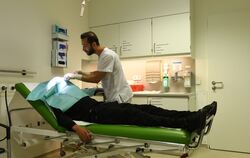 »Ich habe einen auf die Zwölf bekommen«, meint der Patient in der schwarzen Jogginghose. Genauer gesagt mehrere Schläge. Das hat