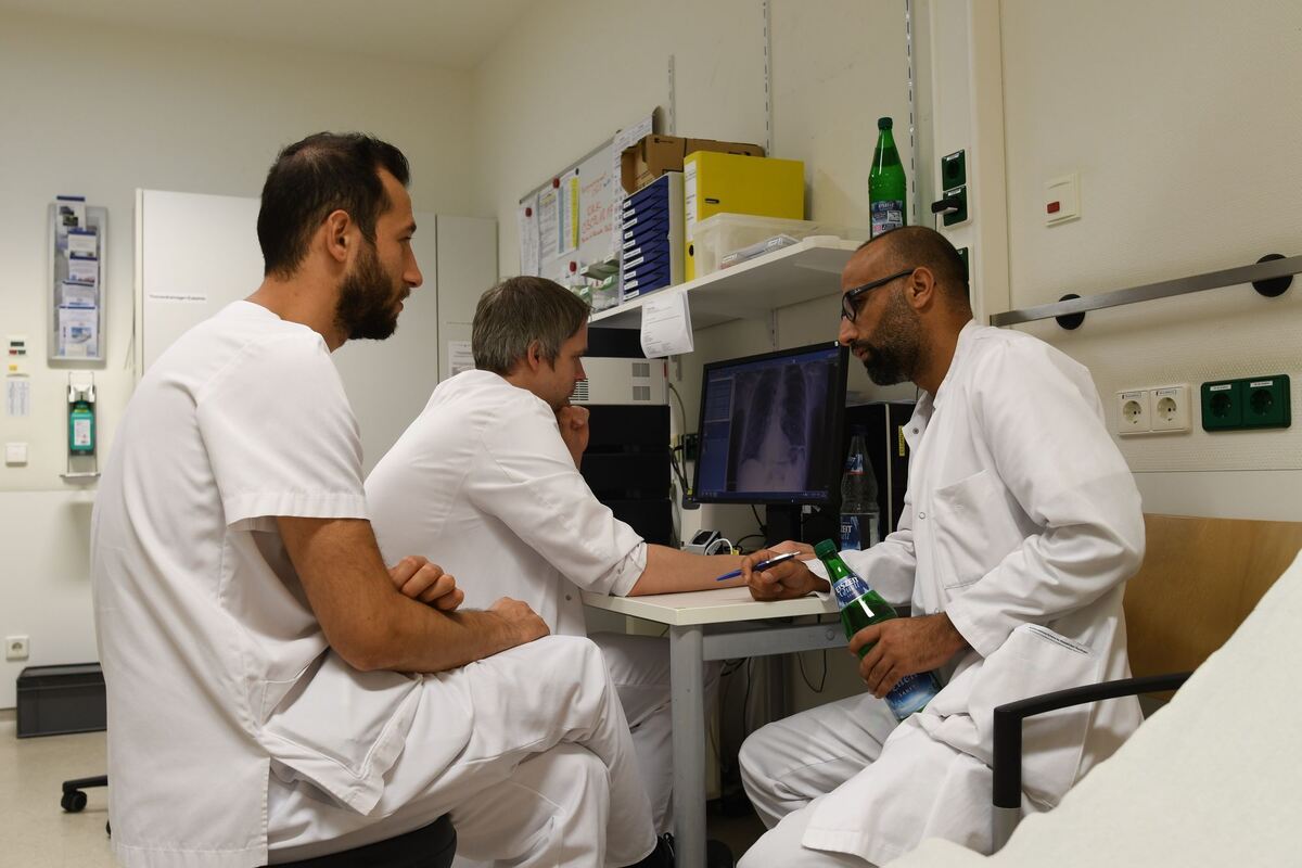 Mitten in der Nacht nutzen die Ärzte eine Pause für Besprechungen.