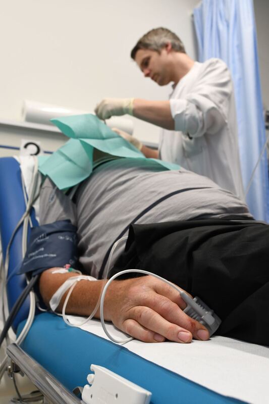 Der Sensor am Finger verbindet Patienten mit den Überwachungsgeräten in der Notaufnahme. So können Ärzte und Pfleger immer wesen