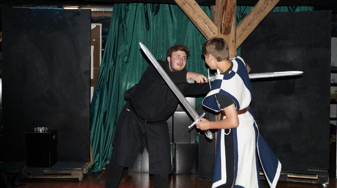 Macbeth (Joshua Taler, links) im Kampf gegen Macduff (Matti Schramm). Foto: Wurster