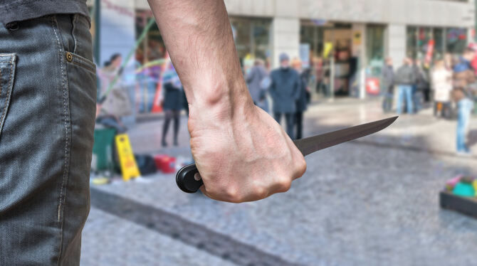 Gewalt im öffentlichen Raum, besonders mit Messern, hat zugenommen. foto: adobe stock