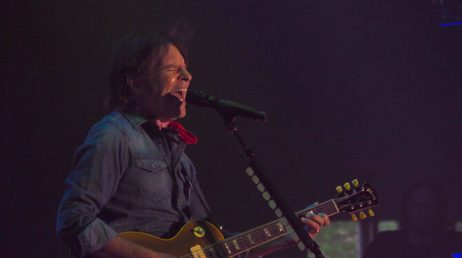 Noch immer viel Power: John Fogerty beim Winterbach-Zeltspektakel. Foto: Kappel