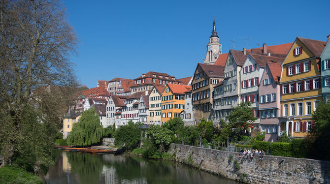 Tübingens berühmte Neckarfront mit Hölderlinturm. FOTO: DPA