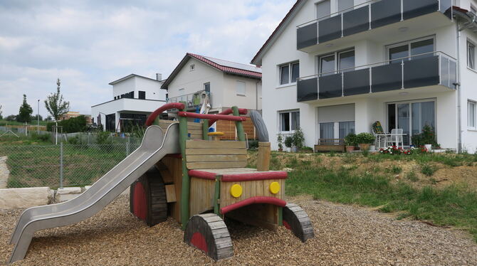 Dieser Spielplatz in Walddorf soll an Sonn- und Feiertagen leer bleiben. Darum bittet die Gemeindeverwaltung. Ein Verbot gibt es