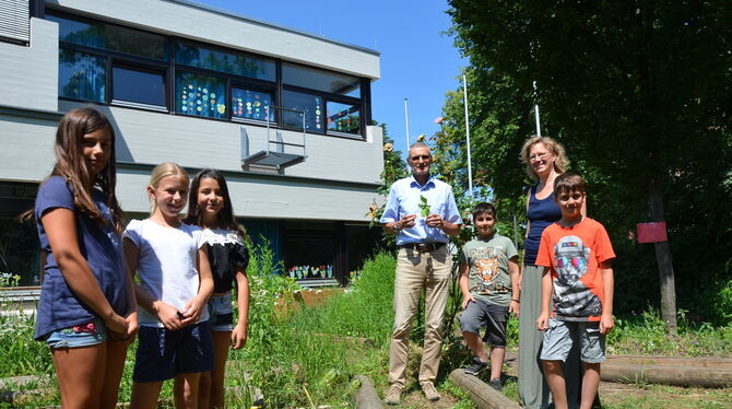 Schülerinnen und Schüler verschiedener Grundschulklassen machen bei der AG »Kunst und Garten« mit Lehrerin Tina Böhm mit. Sie ze
