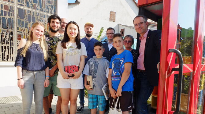 Viele Leute haben Hand angelegt und dazu beigetragen, dass die ausgediente Telefonzelle zur Bücherstation umfunktioniert wurde. Viele Leute haben Hand angelegt und dazu beigetragen, dass die ausgediente Telefonzelle zur Bücherstation umfunktioniert wurde.