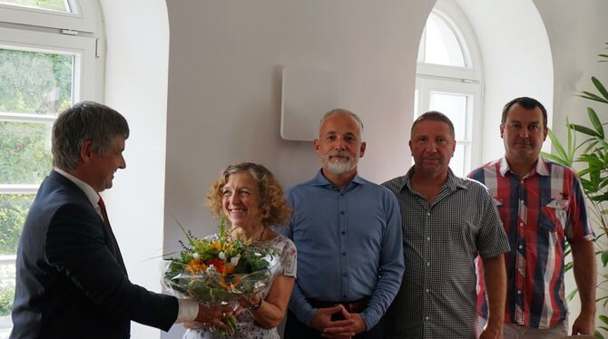 Der Nehrener Bürgermeister Egon Betz (links) bedankt sich bei den ausscheidenden Gemeinderäten (von links) Antje Rueß-Warth, Mar