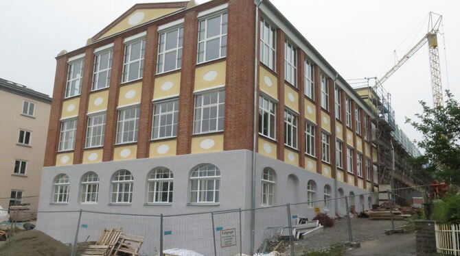 Die alte Textilfabrik zeigt schon mal vorsichtig ihr neues Gesicht: Am Gomaringer Dienstleistungszentrum ist zur Bahnhofstraße h