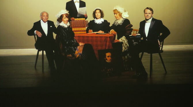 Tübinger Promis stellen unter der Regie Irene Andessners auf einem Video ein altes Gemälde nach: stehend OB Boris Palmer, rechts