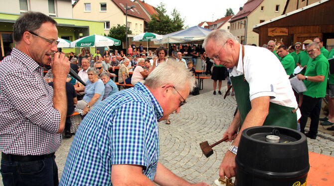 Fassanstich in Meidelstetten: Der scheidende stellvertretende Bürgermeister Willi Baier (rechts) bei seiner letzten Amtshandlung