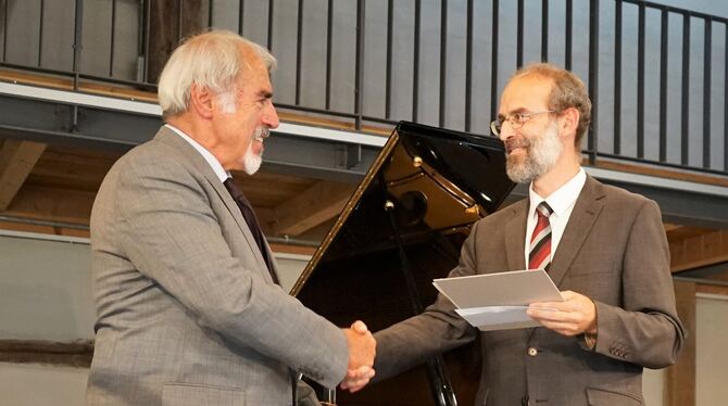 Bürgermeister Jürgen Soltau bedankt sich bei Alfred Lumpp (links) für sein Engagement für die Gemeinde. Foto: Straub