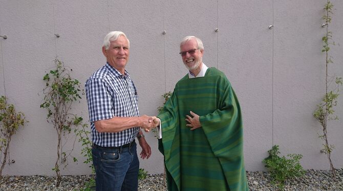 Friedhold Klukas verabschiedet Pfarrer Joachim Pfützner (rechts).  Foto: privat