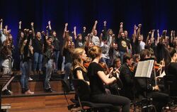 Die Verbindung von Rockmusik und klassischem Sinfonieorchester prägte den zweiten Teil des Konzerts in der Reutlinger Stadthalle