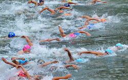 Nach dem Start geht’s im Neckar zur Sache. In den dunkelblauen Badekappen: die Tübinger Triathletinnen.Fotos: Niethammer