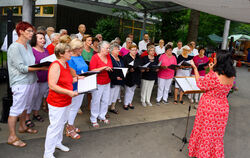 Der Gesangverein bot dem Publikum an der Waldschule ein lebhaftes Serenadenprogramm.  Foto: Trinkhaus