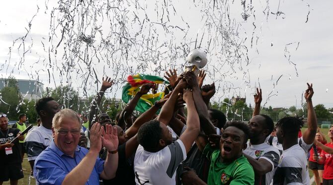 Jubel bei den »Speedboys 1 – Togo«: Das Dream-Team ging als Pokalgewinnern des Respekt-Fußball-Turniers hervor.Foto: Leister
