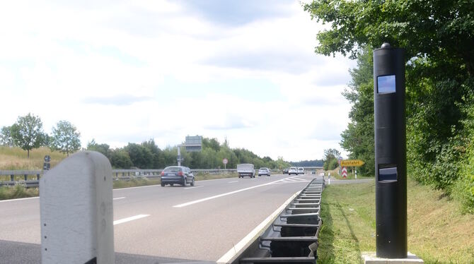 Wieder einmal im Blickpunkt: die Blitzersäulen bei Walddorfhäslach.Foto: Zenke