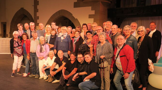 Gruppenbild mit den GEA-Lesern auf der Bühne der Burgfestspiele nach der Aufführung. Vorne sitzend von links die Darsteller Ulr