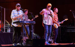 Die Beach Boys Bruce Johnston, Mike Love und dessen Sohn Christian Love (vorn, von links) bei ihrem Stuttgarter Auftritt. Foto: