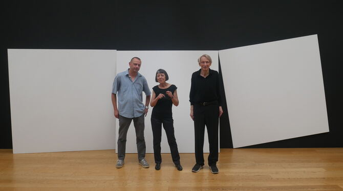 Der Künstler Steffen Schlichter (von links) mit den Kuratoren Gabriele Kübler und Manfred Wandel vor Morellets Arbeit "3 manière