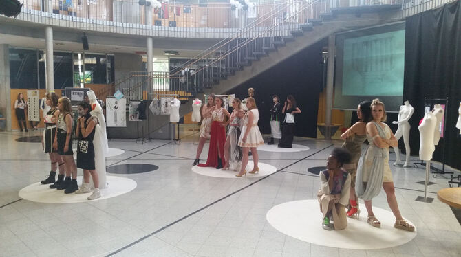 Kunstprofil-Schüler des HAP-Grieshaber-Gymnasiums haben mit Metzinger Modeschülern gemeinsame Sache gemacht: Das Ergebnis begeis