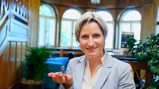 Wirtschaftsministerin Nicole Hoffmeister-Kraut mit einer Nachbildung ihrer Person aus dem 3-D-Drucker.foto: trinkhaus