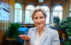 Wirtschaftsministerin Nicole Hoffmeister-Kraut mit einer Nachbildung ihrer Person aus dem 3-D-Drucker.foto: trinkhaus