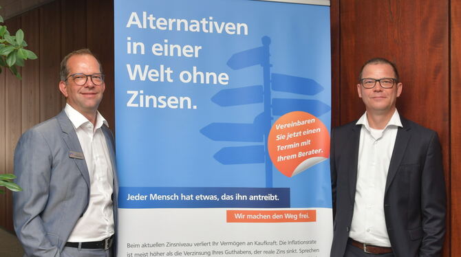 Vorstandsmitglied Thomas Krätschmer (links) und Prokurist Holger Hummel von der Volksbank Reutlingen versuchen, das Interesse ih