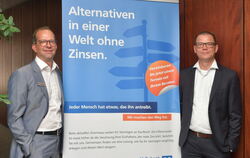 Vorstandsmitglied Thomas Krätschmer (links) und Prokurist Holger Hummel von der Volksbank Reutlingen versuchen, das Interesse ih