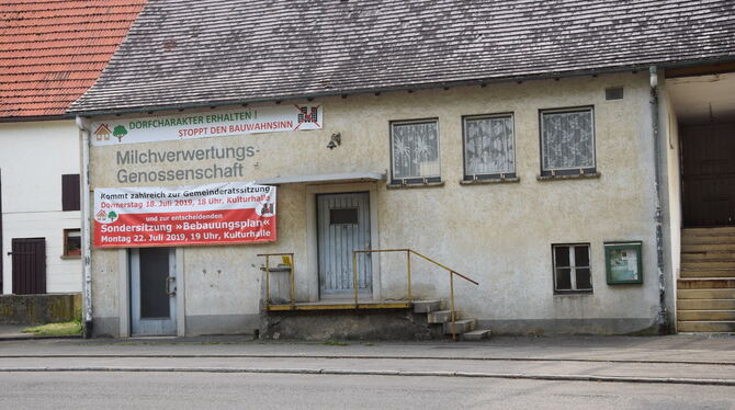 Überall in Dußlingen hängen Banner, die auf die Sondersitzung des Gemeinderates hinweisen. Foto: Sapotnik