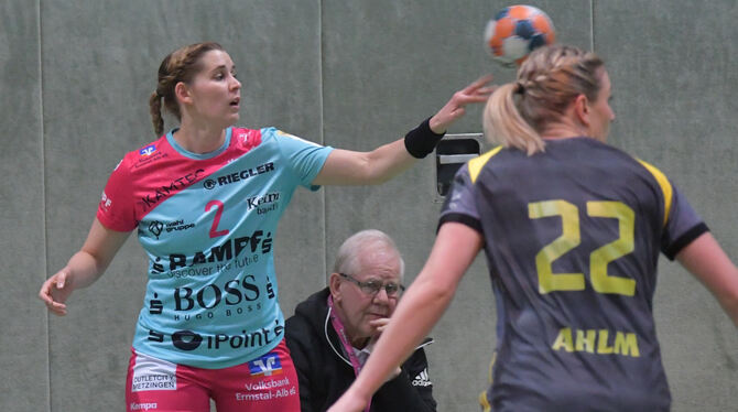 Die Metzinger Handballerinnen – im Bild Marlene Zapf (links) – beginnen die neue Saison mit einem Heimspiel gegen Blomberg. Foto